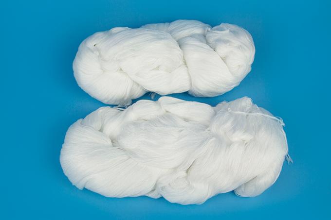 Ακατέργαστο άσπρο νήμα δεσμίδων που γίνεται από τις μη συνεχείς ίνες 100 Poliester Yizheng για το ράβοντας νήμα